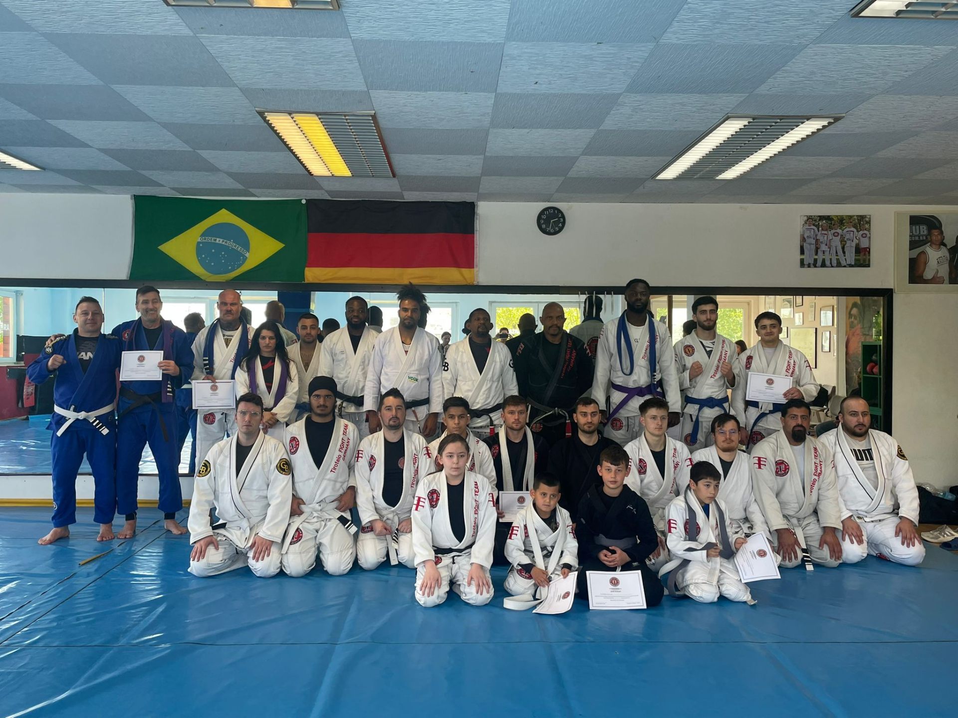 MT Fight Team Oberhausen – Großes Gruppenfoto Graduierung