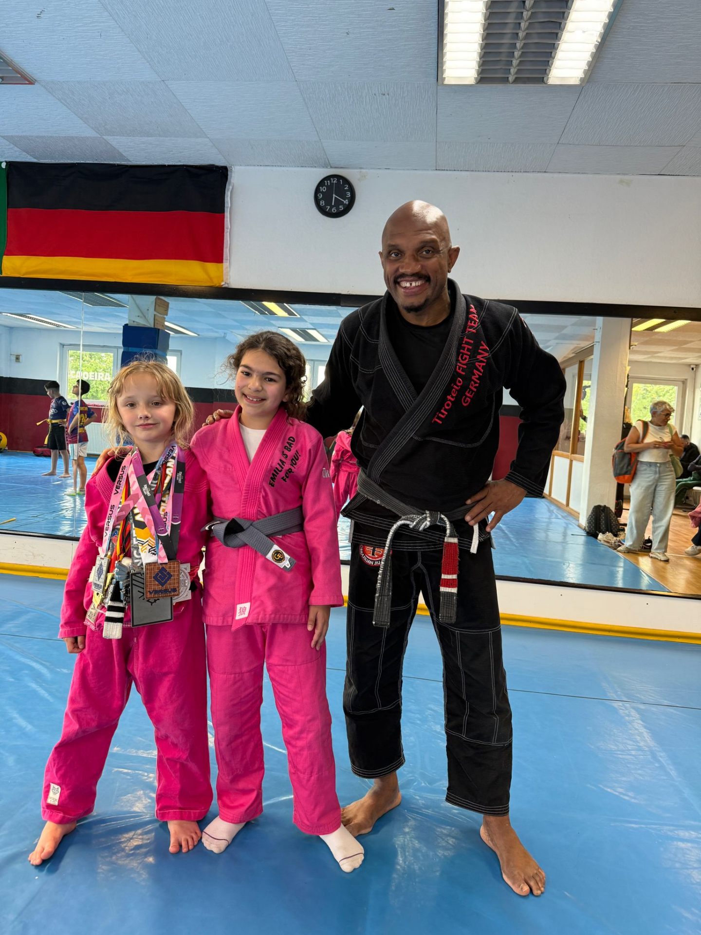 Kindertraining Oberhausen – Kinder Champion mit Medaillen und Mestre Tiroteio
