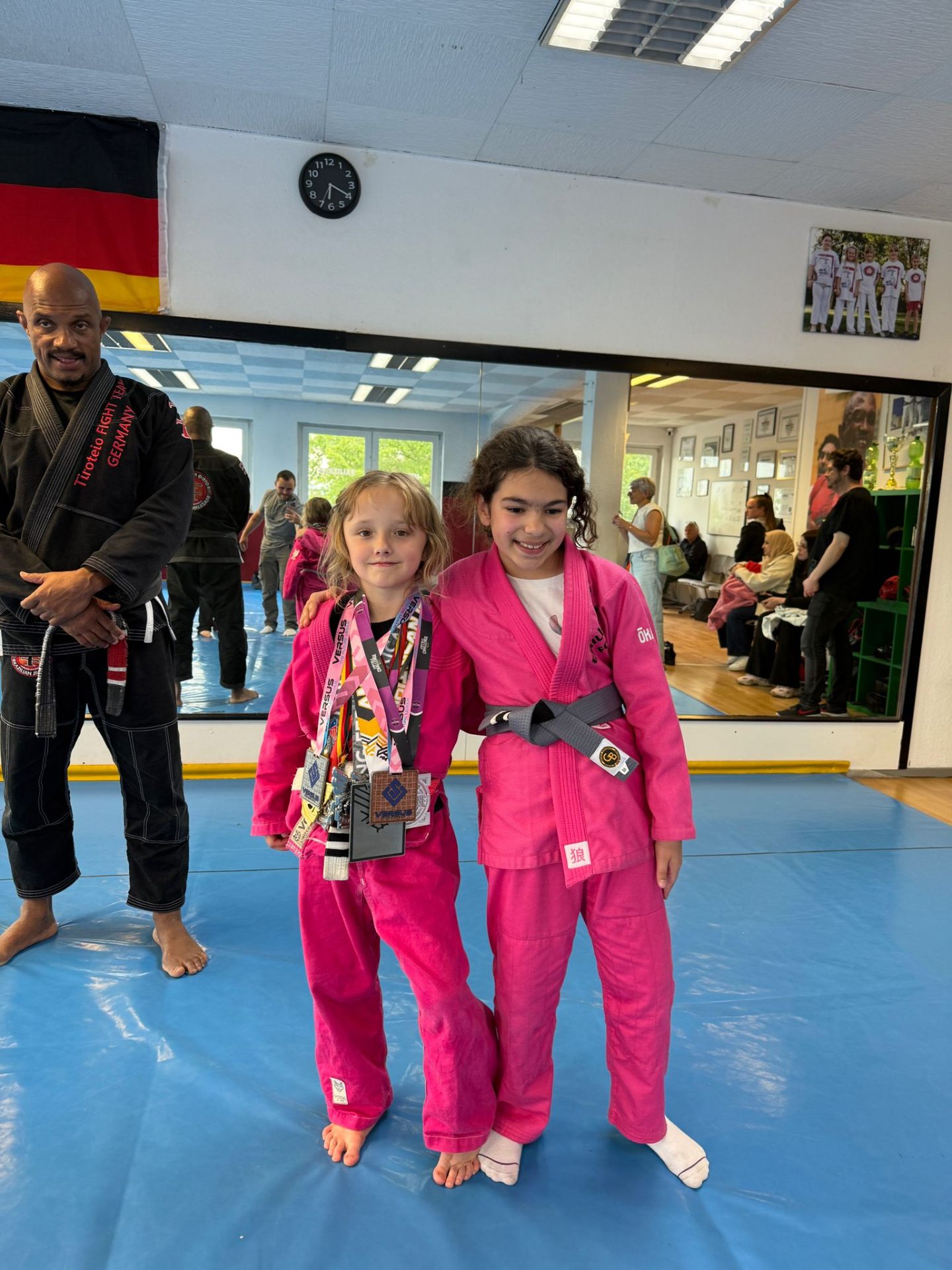 Kindertraining Oberhausen – BJJ Mädchen mit Mestre Tiroteio